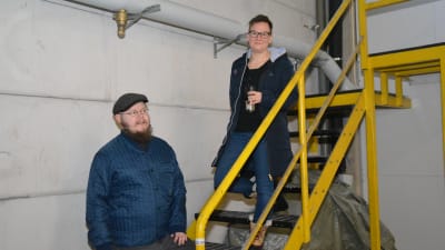 Trappan behövs i destilleriet berättar Jari Leinonen och Susanna Kankare i Fiskars.
