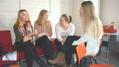 Abiturienter diskuterar vid Ekenäs gymnasium.