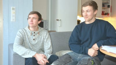 Abiturienter diskuterar vid Ekenäs gymnasium.