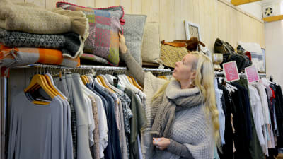 Heidi Runeberg i sin butik Bimbo i Ekenäs.