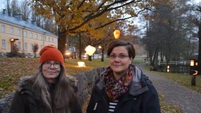 Konstnären Anna Ulff har skapat lyktor och Malena Lindqvist arrangerar ljusfest i Fiskars