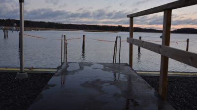 Bryggan till Ingåbornas vinterbadplats i småbåtshamnen i kyrkbyn.
