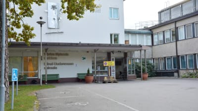 Ingången till Ekenäs sjukhus.