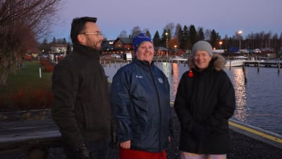 Ilkka Rissanen från Ingå kommun och vinterbadarna Anette Lindholm och Eivor Wilkman.