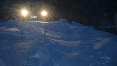 bil på snöig väg