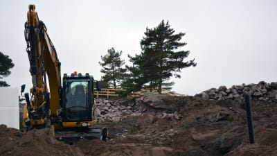 Obemannad grävmaskin på ett arbetsområde