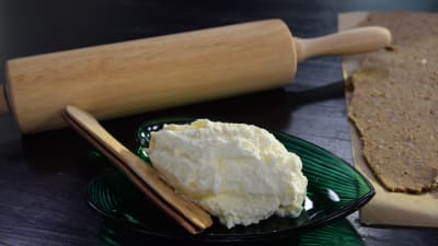 Hemgjort smörspread på ett fat i ett kök