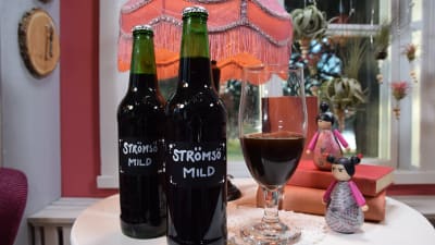 Specialbryggt Strömsö-öl på flaska och upphällt i glas.