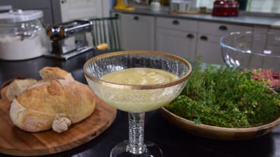 Äppeldipp i en glasskål i ett kök