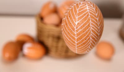 brunt ägg med vita dekorationer