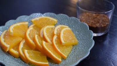 Appelsiner och kryddsalt i ett kök.