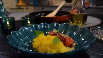 Portion med paprikarullader med paprikavinegrätt och ris.