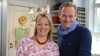 Strömsös programledare Elin Skagersten-Ström tillsammans med mathantverkaren Robin Nyman från Jakobstad.