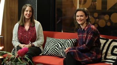 Linda Grönqvist och läkaren Frida Gyllenberg sitter i soffan i Efter Nios studio.