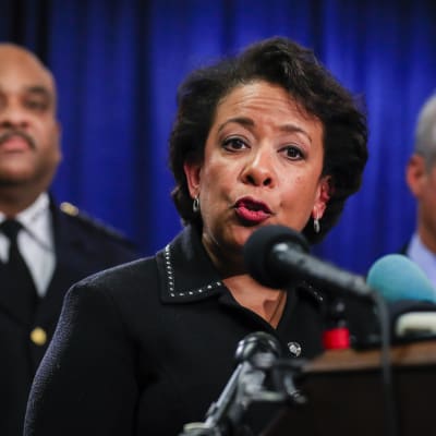 USA:s justitieminister Loretta Lynch vid en presskonferens om polisen i Chicago. I bakgrunden polischefen Eddie Johnson och borgmästaren  Rahm Emanuel.