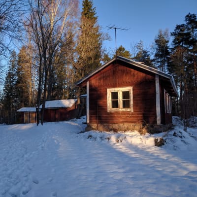 Den gamla lärarstugan i Björkkulla i Pojo framifrån i vinterlandskap.