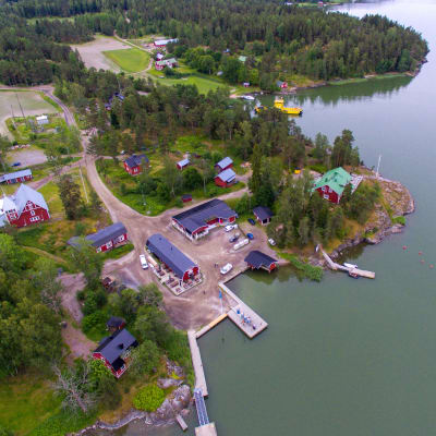 Helikopterbild av Barösund hamn