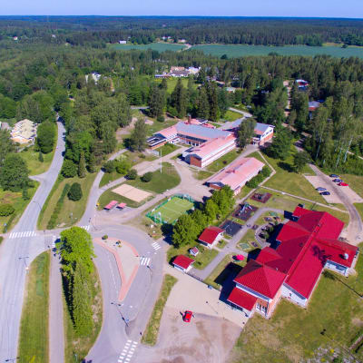 Helikopterbild av Höjdensskola i Tenala, daghemmet syns också på bilden