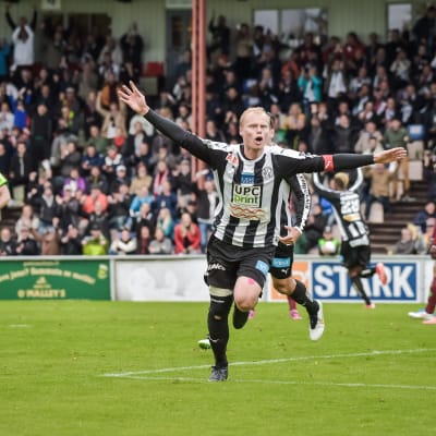 Timi Lahti firar segermålet mot Jaro.
