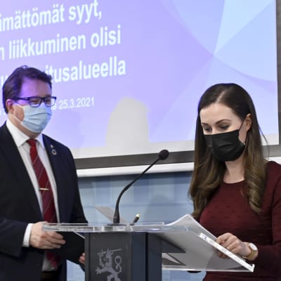 Sanna Marin och Mika Salminen på en presskonferens. Båda bär munskydd.