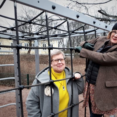 Barnboksforskarna Mia Österlund och Pia Ahlbäck på lekplatsen nära deras arbetsplats.