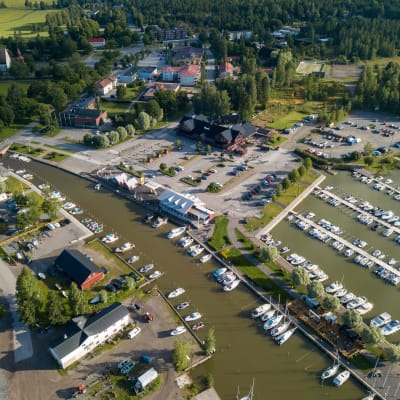 Ingå småbåtshamn från luften fotograferad.