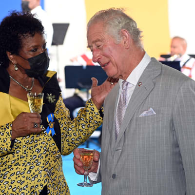 Barbadoksen tuore presidentti Sandra Mason ja Britannian silloinen kruununprinssi Charles kilistelivät presidentin virkaanastujaisissa marraskuussa 2021.
