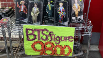 Kuvassa Seoulin kauppakaduilta teline, jossa myydään BTS-k-pop-bändin jäseniä esittäviä nukkeja.