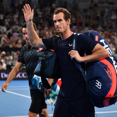 Andy Murrau tackar publiken efter att ha blivit utslagen i Australian Open 2019.