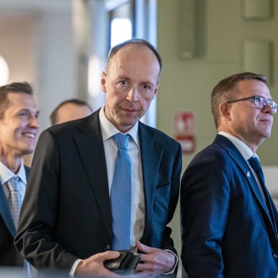 Perussuomalaisten Jussi Halla-Aho. Takana kokoomuksen Sinuhe Wallinheimo ja Petteri Orpo.