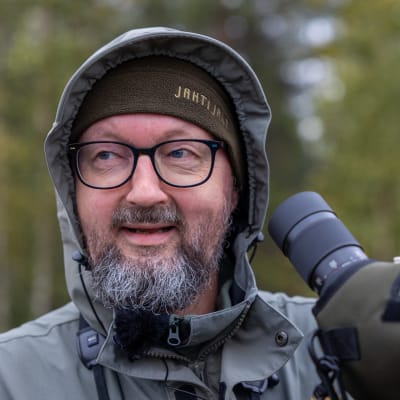Biologi Markku Huttunen Kemijärvellä kesällä tekemässä luontokartoitusta.