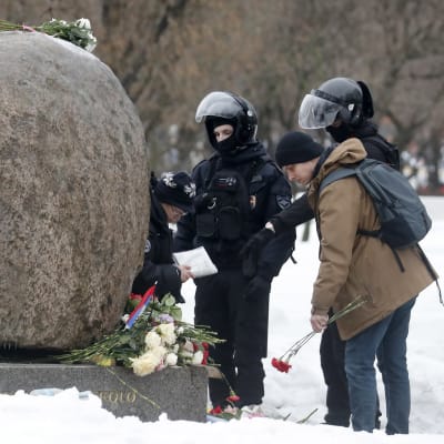 Under helgen greps många i Sankt Petersburg vid det här minnesmonumentet för offer för politiskt förtryck. 
