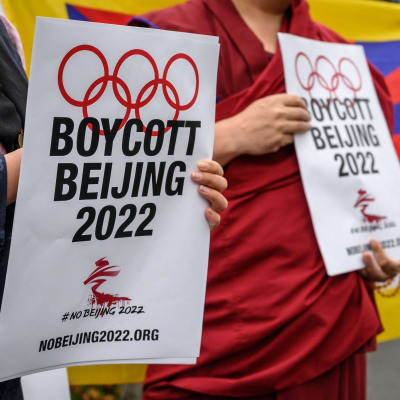 Plakat vid en demonstration där tibetanska aktivister kräver en bojkott av Peking-OS. 