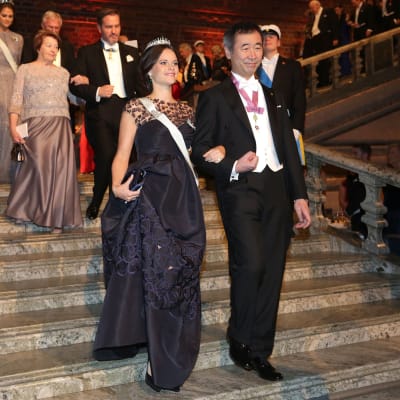 Prinsessan Sofia och vinnaren av Nobelpriset i fysik, japanska Takaaki Kajita, anländer till Nobelbanketten 2015.