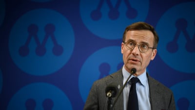 Kokoomuksen puheenjohtaja Ulf Kristersson pitää tiedotustilaisuutta.