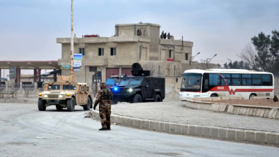 Kurdiska SDF transporterar fängslade IS medlemmar och ungdomar från Gweiran fängelset till andra fängelser i nordöstra Syrien.
