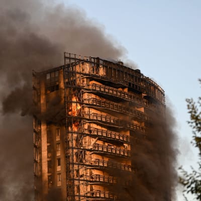 Branden i höghuset i Milano började på de översta våningarna och spred sig sedan nedåt.