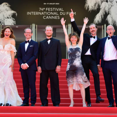Hytti nro 6 -elokuvan tekijätiimi näyttelijä Seidi Haarla, ohjaaja Juho Kuosmanen, näyttelijät Juri Borisov, Dinara Drukarova ja Tomi Alatalo sekä tuottaja Jussi Rantamäki saapumassa elokuvan näytökseen Cannesin elokuvajuhlilla 10. heinäkuuta 2021