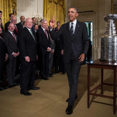 President Obama bredvid Stanley Cup-pokalen.