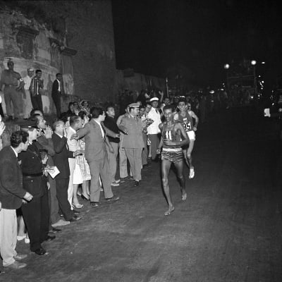 Abebe Bikila johtaa Rhadia Rooman olympiamaratonilla 1060
