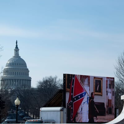 En skärm visar upp ny videoinspelning från den andra dagen av riksrättsrätteången mot Donald Trump.