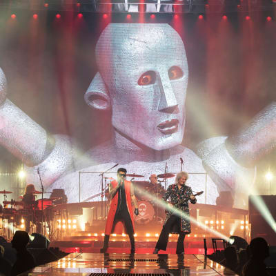 Queen med Adam Lambert live i Berlin 19.6.2018. Queens stora robotmaskot i bakgrunden.