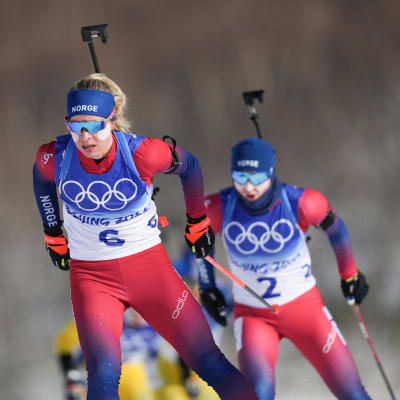Tiril Eckhoff ja Marte Olsbu Röiseland hiihtämässä peräkkäin olympialaisissa.