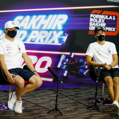 Valtteri Bottas och George Russell på en preeskonferens. 