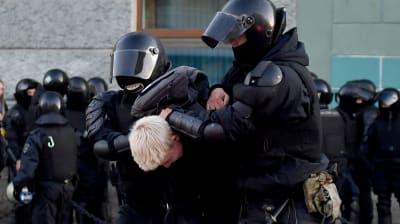 Polisen griper protetsterande man i S:t Petersburg
