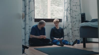 Syskonen Veera och Ville sitter på golvet och pratar i dokumentären Veeras magiska liv.