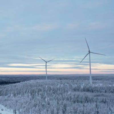 Kolme tuulivoimalaa Tornion Kitkiäisvaaran tuulivoimapuistossa.