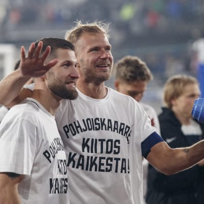 Joona Toivio ja Paulus Arajuuri kiittämässä Olympiastadionin yleisöä Ranska-ottelun jälkeen 16.11.2021. Kaksikko kertoi, että maajoukkuepelit ovat pelattu.