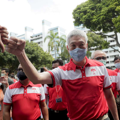 Lee Hsien Yang i ansiktsskydd kampanjerar i ett folkhav i Singapore.