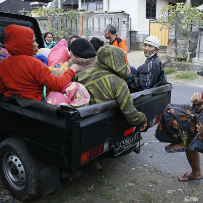 Evakueringarna runt Gunung Anung intensifierades på måndagen. 